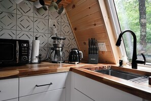 Réfrigérateur, four à micro-ondes, un four, surface de cuisson