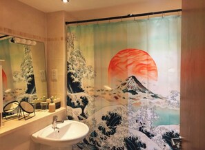 Haartrockner, Handtücher, Seife, Toilettenpapier