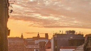A street view with buildings, a clear sky, and a sunset. - Cozy 2-bedroom apartment in welcoming Liverpool with WiFi (Liverpool)