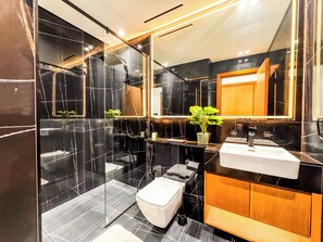 Douche, serviettes fournies, savon, shampoing