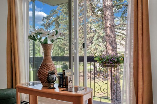 Luxury Midcentury Modern Suite - Remote Worker Focused