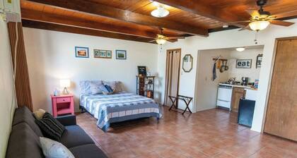 Pet-Friendly, Charming bungalow with WiFi and AC in sunny Yuma