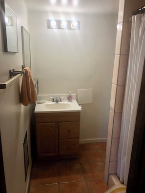 Douche, séchoir à cheveux, serviettes fournies, savon