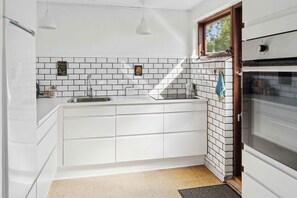 Kühlschrank, Ofen, Herdplatte, Wasserkocher mit Kaffee-/Teezubehör