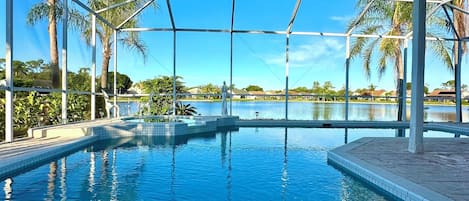 Una piscina al aire libre, una piscina climatizada