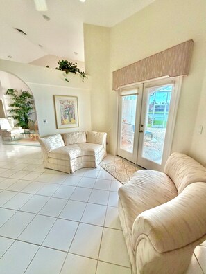 Smart TV, stereo - MILLION DOLLAR VIEWS; 4bed 3b lakefront Pool house- Old World Charm in Naples FL (Naples)