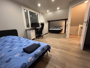 3 habitaciones, tabla de planchar con plancha, wifi y ropa de cama