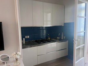 Køleskab, mikrobølgeovn, kogeplade, kaffe-/temaskine