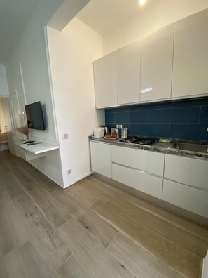 Réfrigérateur, micro-ondes, plaque de cuisson, cafetière/bouilloire