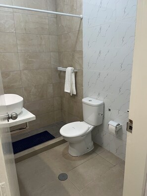 Haartrockner, Handtücher, Seife, Toilettenpapier