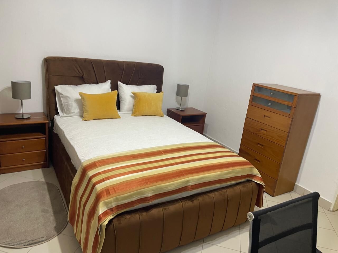 1 slaapkamer, een bureau, een strijkplank/strijkijzer, wifi