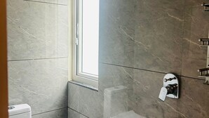 A bathroom with a toilet, a sink, and a shower. - A Charming Place To stay In Tapovan Rishikesh, Away from Hustle And Bustle (Rishikesh)