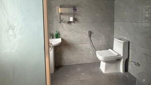 A modern bathroom with a toilet, sink, and shower. - A Charming Place To stay In Tapovan Rishikesh, Away from Hustle And Bustle (Rishikesh)