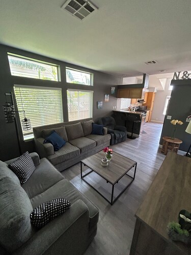 Cozy 2-bedroom house with free parking in National City