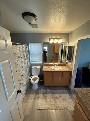 Secadora de cabello, bidet, toallas, jabón 