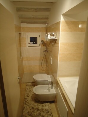 Dusche, Haartrockner, Bidet, Handtücher