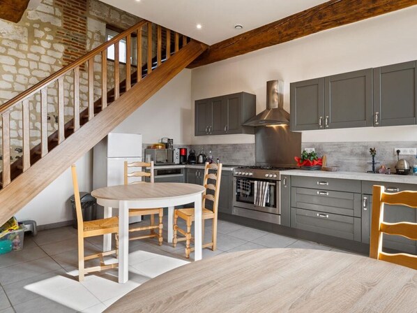 Réfrigérateur, four à micro-ondes, un four, surface de cuisson