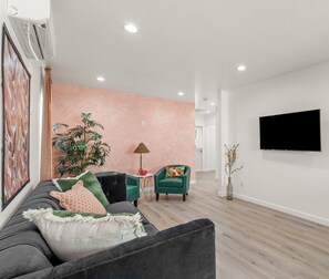 Smart TV - Palm Royale Club! 2 Bed, 2Bath with Master bedroom in the nicest city of Downey! (Downey)
