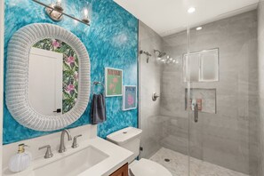 シャワー、タオル、石鹸、トイレットペーパー