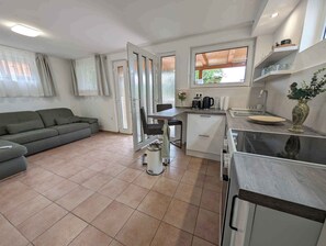 Jääkaappi, mikroaaltouuni, uuni, liesi