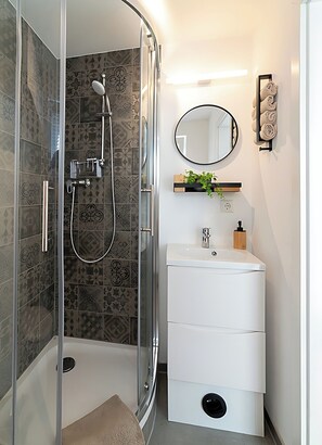 Dusche, Haartrockner, Handtücher, Seife