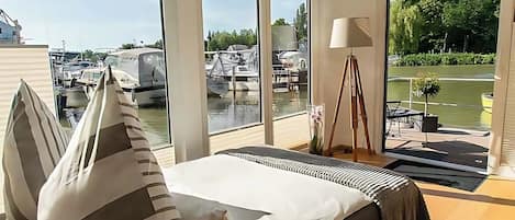 1 bedroom, travel cot, free WiFi, bed sheets