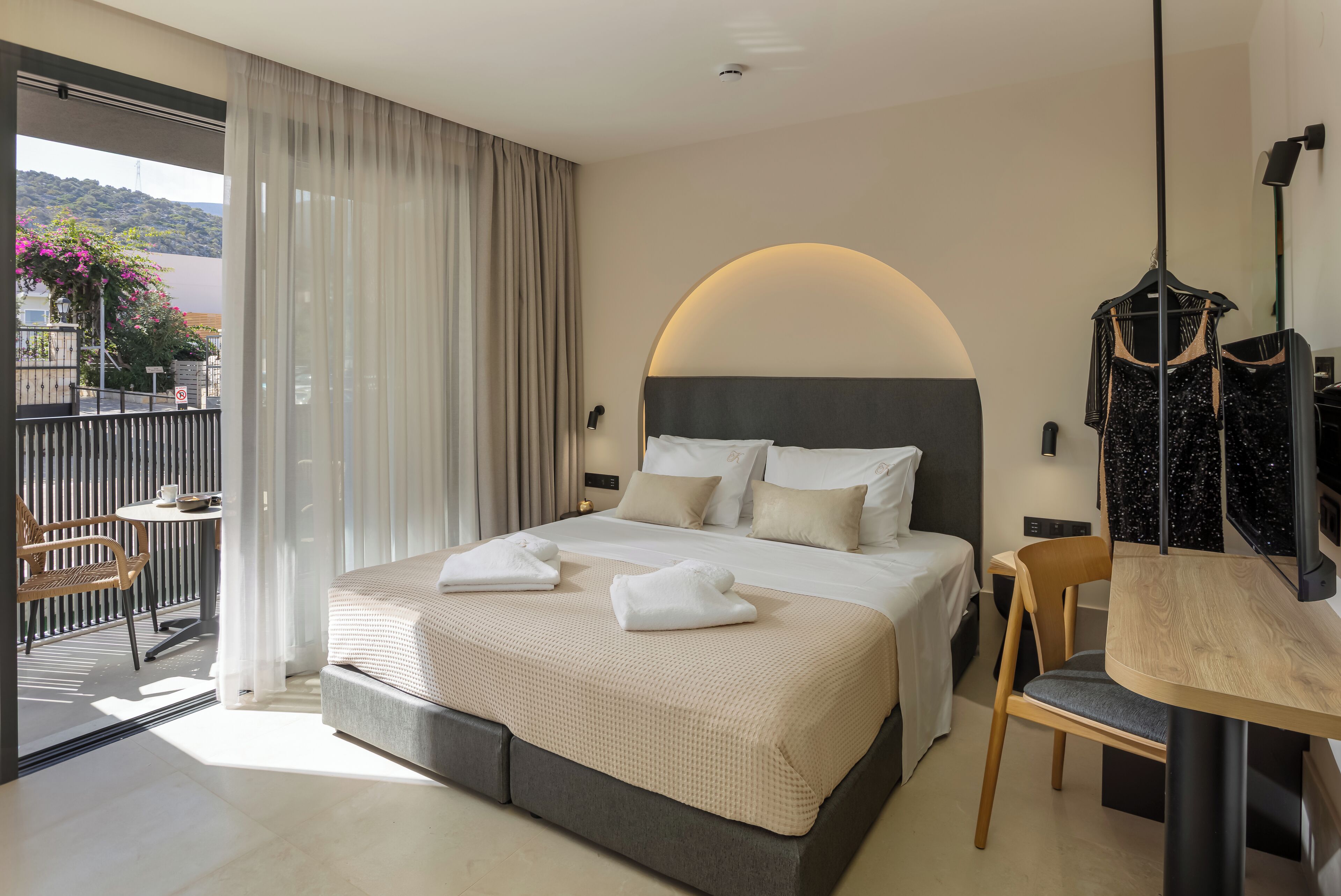 Deluxe Studio Suite | In-room safe, blackout curtains, soundproofing, iron/ironing board