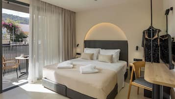 Deluxe Studio Suite | In-room safe, blackout drapes, soundproofing, iron/ironing board