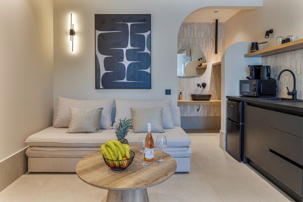 Deluxe Studio Suite | Living area