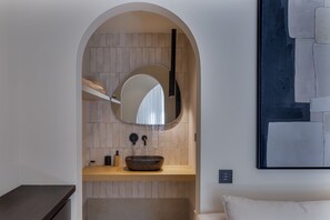 Deluxe Studio Suite | Bathroom | Shower, hair dryer, towels, soap - Karteris Luxury Suites (Stalida)