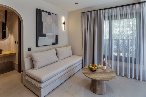 Karteris Luxury Suites