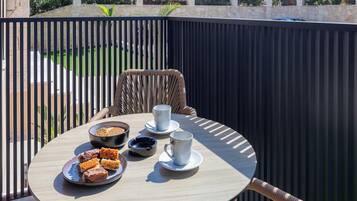 ห้องดีลักซ์สตูดิโอสวีท | ลานระเบียง/นอกชาน