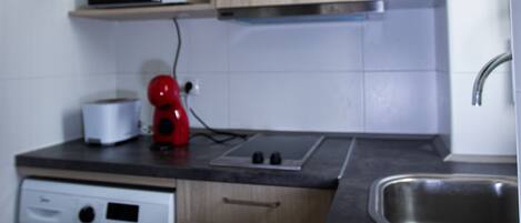 Réfrigérateur, micro-ondes, plaque de cuisson, cafetiÚre/bouilloire