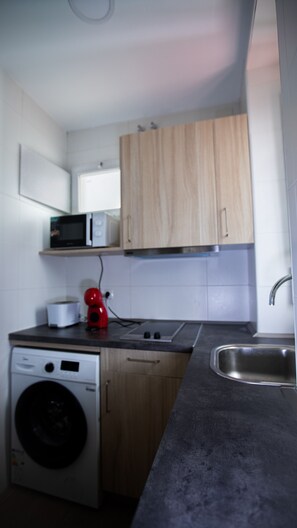 Refrigerador, microondas, parrilla de estufa y cafetera y tetera 