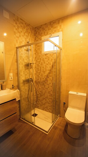 Dusche, Haartrockner, Handtücher, Seife