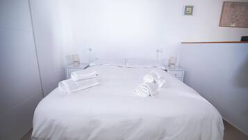 1 slaapkamer, een strijkplank/strijkijzer, reisbedje, gratis wifi