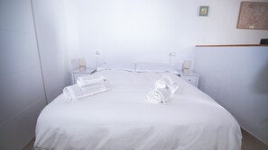 1 habitación, tabla de planchar con plancha y cuna de viaje 
