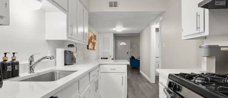 Microondas, horno, placa de cocina y lavavajillas