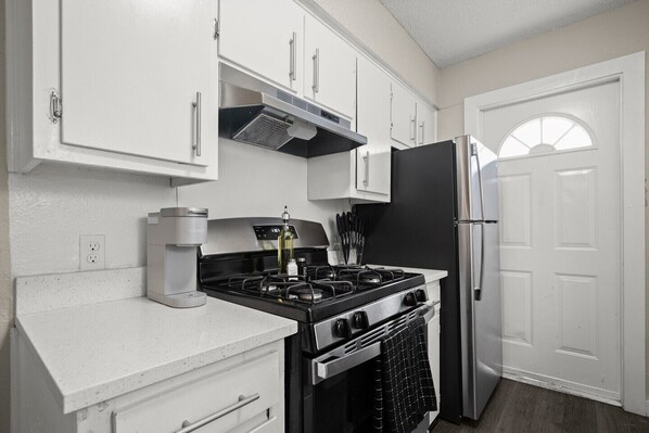 Mikroaaltouuni, uuni, liesi, astianpesukone