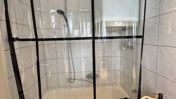 Hårtork och handdukar