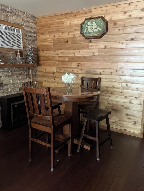 Dining - Yooper Cabin (Wetmore)