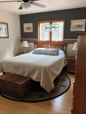 2 bedrooms, desk, iron/ironing board, free WiFi - Yooper Cabin (Wetmore)