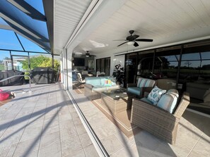 Outdoor dining - Gorgeous Newly Remodeled 3bd/2ba Golf Course, Heated Pool, Gulf Beaches, Pets Ok (Rotonda West)