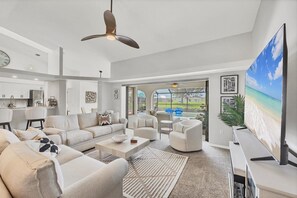 Smart TV, fireplace, printers - Gorgeous Newly Remodeled 3bd/2ba Golf Course, Heated Pool, Gulf Beaches, Pets Ok (Rotonda West)