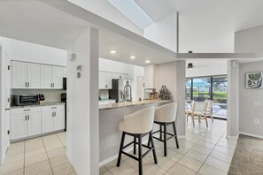 Fridge, microwave, oven, stovetop - Gorgeous Newly Remodeled 3bd/2ba Golf Course, Heated Pool, Gulf Beaches, Pets Ok (Rotonda West)