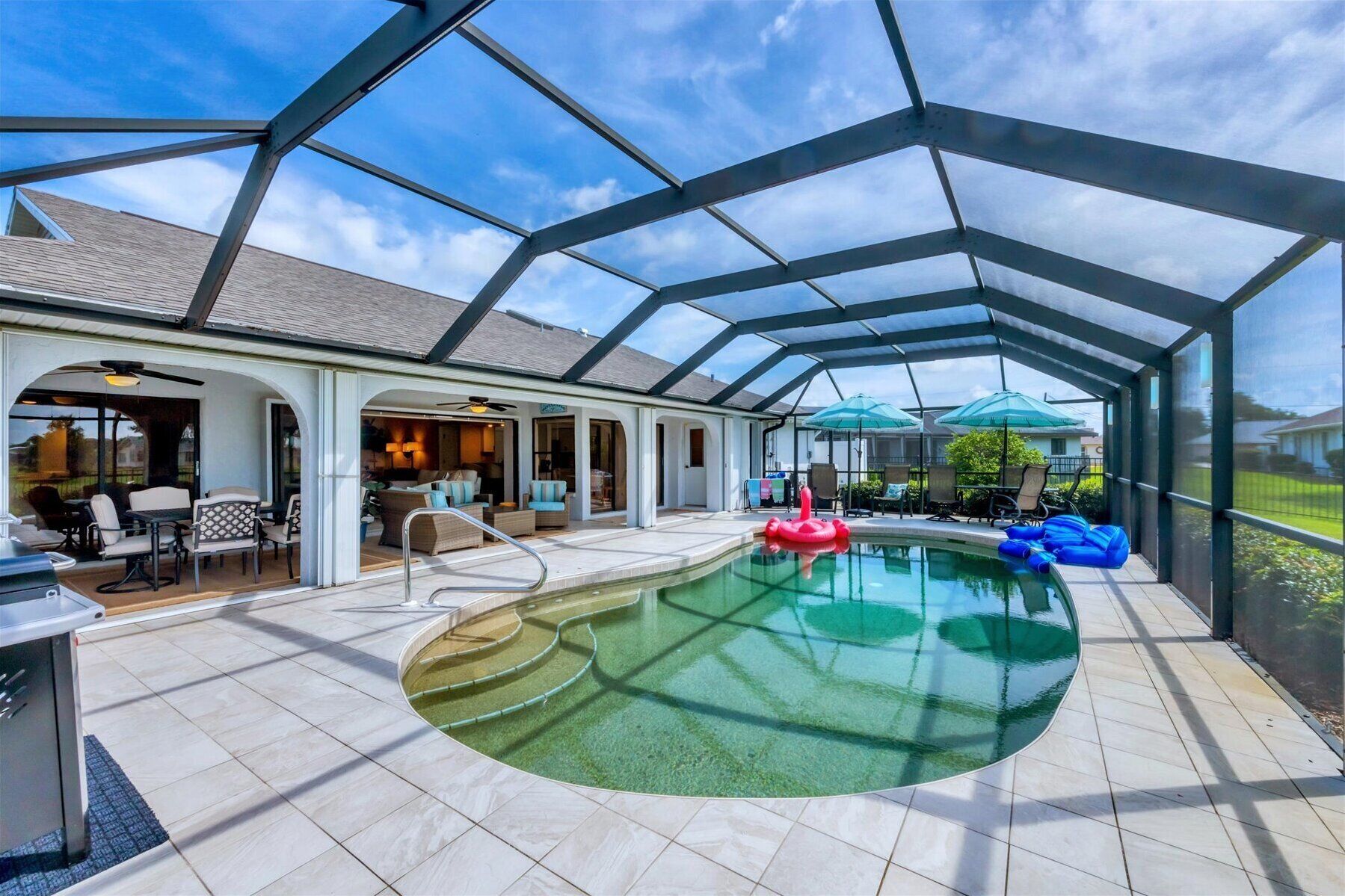 Utomhuspool och uppvärmd pool