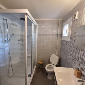 Dusche, Haartrockner, Handtücher, Toilettenpapier