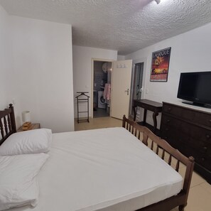 2 bedrooms, desk, iron/ironing board, free WiFi