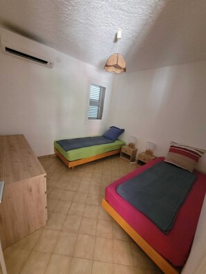 2 slaapkamers, een bureau, een strijkplank/strijkijzer, gratis wifi