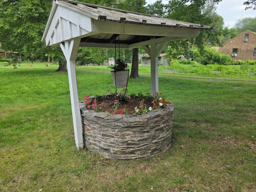 Charming 3-bedroom house with wishing well,WiFi and AC in Bloomfield